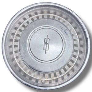 Oldsmobile Delta One genuine 1977 to 1979 88 15 inch hubcap wheel cover